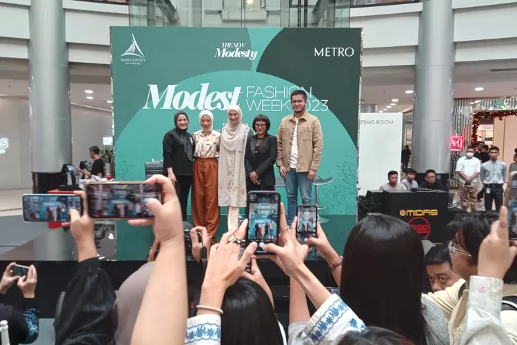 MEMBANGGAKAN : Metro Margocity Depok bersama desainer fashion anak bangsa menyajikan Metro Modest Fashion Week 2023 (DOK.RADARDEPOK)
