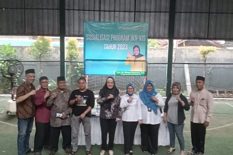 Anggota Komisi IX DPR RI, wenny Haryanto bersama Kepala BPJS Kesehatan Cabang Depok Elshe Theresia dan jajaran serta masyarakat Pangkalan Jati Baru, Kecamatan Cinere saat program sosialisasi perlindungan JKN KIS, Senin (27/11/2023)) (ARNETKELMANUTU/RADARDEPOK)