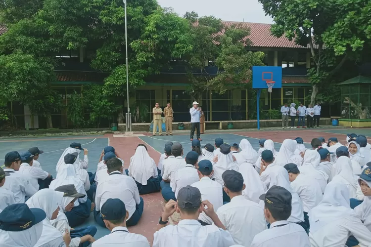 Pembina YCDS, Dedy Susanto saat memberikan arahan kepada siswa sekaligus memberikan beasiswa dalam meningkatkan sekolah di Kota Depok (DOK.YCDS)