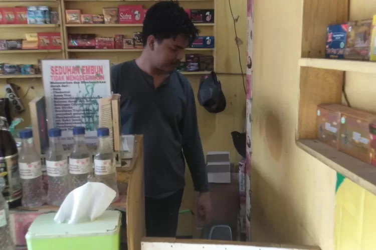 David Chaniago (24) penjaga toko jamu yang mengalami pencurian barang berharga di tokonya, yang terletak di Jalan Kemang Raya, Kelurahan Kalibaru, Kecamatan Cilodong, Kota Depok (Andika Eka )