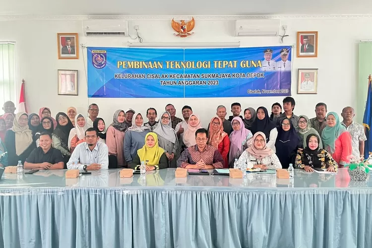 Lurah Cisalak bersama Stakeholder dan masyarakat mengikuti pembinaan TTG (Gabriel Omar Batistuta)