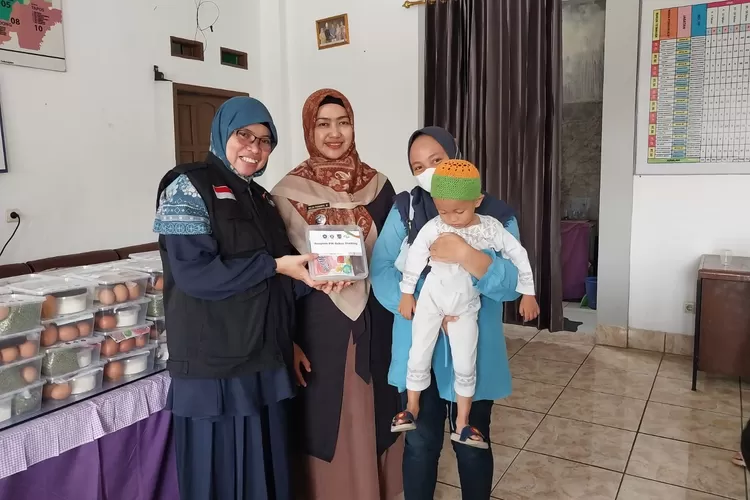 Lurah Mekarjaya bersama dengan Zakat Sukses membagikan PMT kepada balita stunting (Gabriel Omar Batistuta)