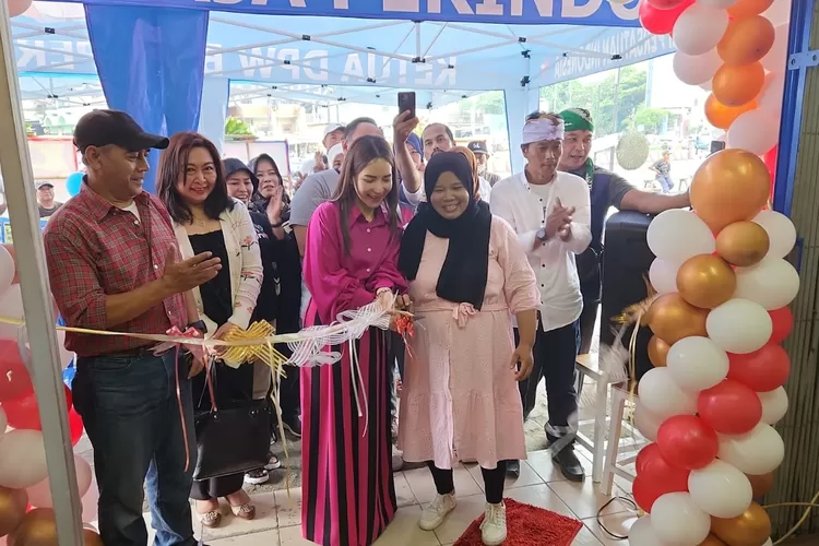 Pemilik Kedai Seblak Sandra, Rere Tati Sri Hardina, saat membuka cabang usahanya