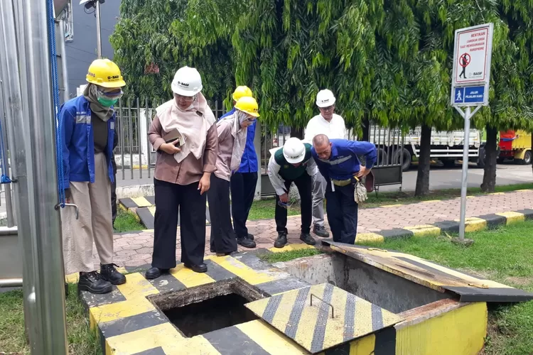 DLHK Kota Depok sedang mengidentifikasi kepada perusahaan yang diduga mencemarkan aliran sungai Kali Baru Curug, RT4/1 Kelurahan Tugu, Kecamatan Cimanggis. (DLHK KOTA DEPOK)