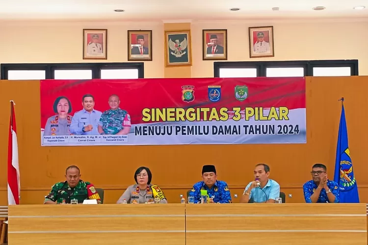 Kapolsek Cinere, Kompol Jun Nurhaida Tampubolon, Danramil 07 Cinere, Kapten Inf Poegoeh Ary Bowo, Camat Cinere, H Mursalim pada kegiatan Sinergitas Tiga Pilar Menuju Pemilu Damai Tahun 2024, di Kantor Kecamatan Cinere (Atfal )