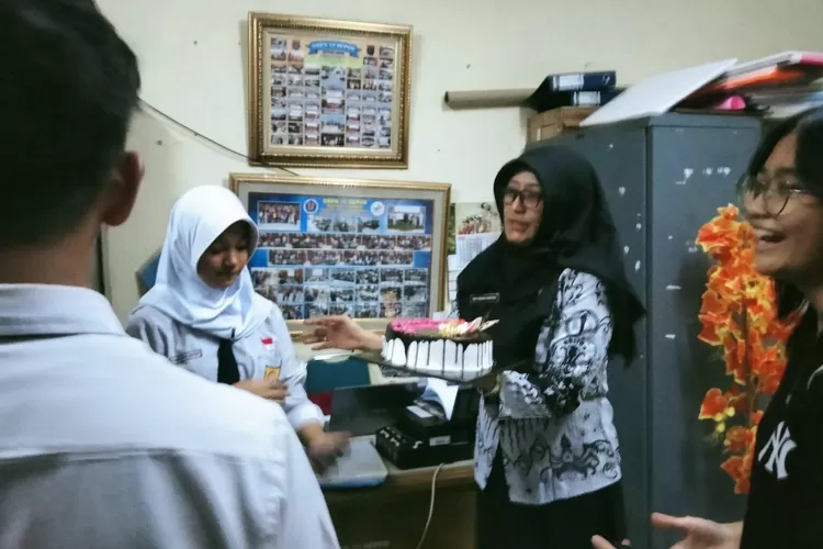 Kejutan yang diberikan siswa SMP Negeri 10 Depok kepada gurunya, memperingati Hari Guru Nasional yang jatuh pada 25 November (Aldy Rama )