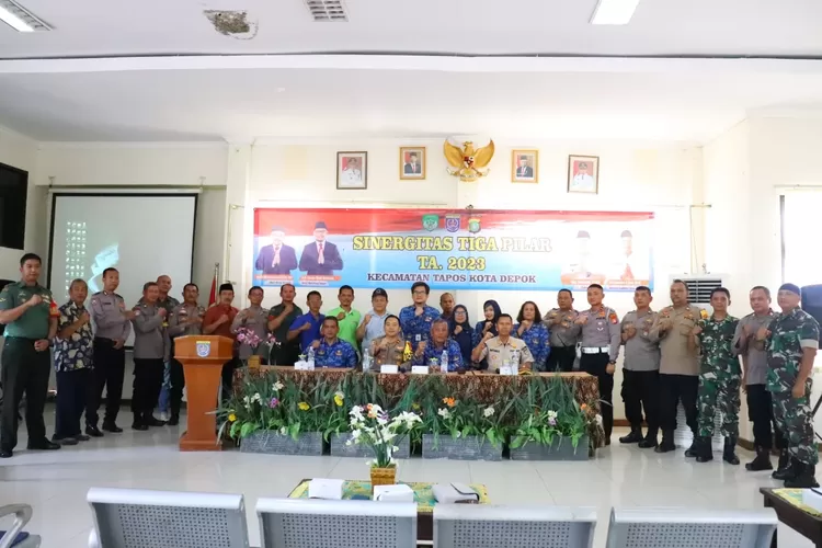 Foto bersama usai melaksanakan kegiatan sinergitas tiga pilar di aula Kecamatan Tapos (Andika Eka )