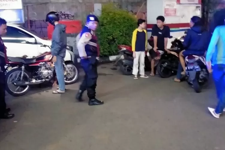 Polsek Bojongsari saat melakukan kegiatan patroli cipta kondisi di wilayah hukum Polsek Bojongsari, Kota Depok, belum lama ini (Aldy Rama )