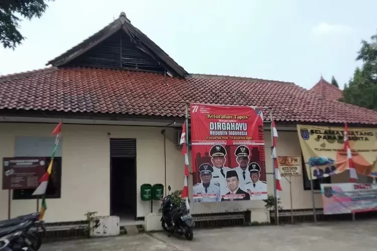 Kantor Kelurahan Tapos, Kecamatan Tapos, Kota Depok belum tersentuh perbaikan.  (Andika Eka)