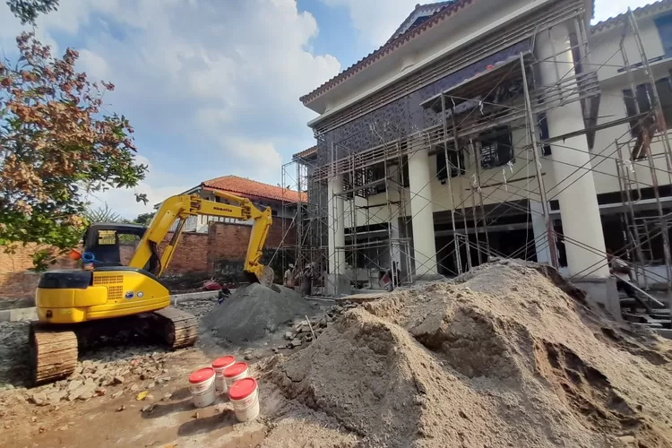 Proses rehab total Gedung Kelurahan Pondok Cina Jalan H Yahya Nuih, Beji, Kota Depok, sudah mencapai 90 persen pada Rabu  (Aldy Rama )