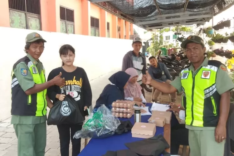 Penyerahan bantuan bahan makanan dari DKP3 kepada penerima manfaat di halaman Kantor Kelurahan Cilangkap (Andika Eka )
