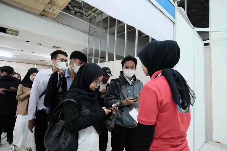 Para pelamar kerja sedang mendengarkan pengisi acara pada hari kedua Bursa Kerja 2023 di ITC Depok, Pancoranmas, pada Rabu (29/11). (PEMKOT DEPOK)