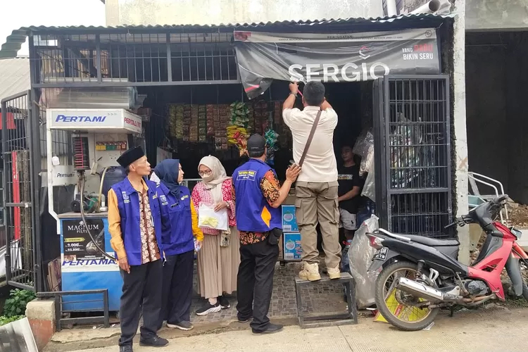 Penempelan stiker dan poncopotan iklan rokok di sejumlah warung di kawasan Kelurahan Jatimulya Kecamatan, Cilodong (Andika Eka )