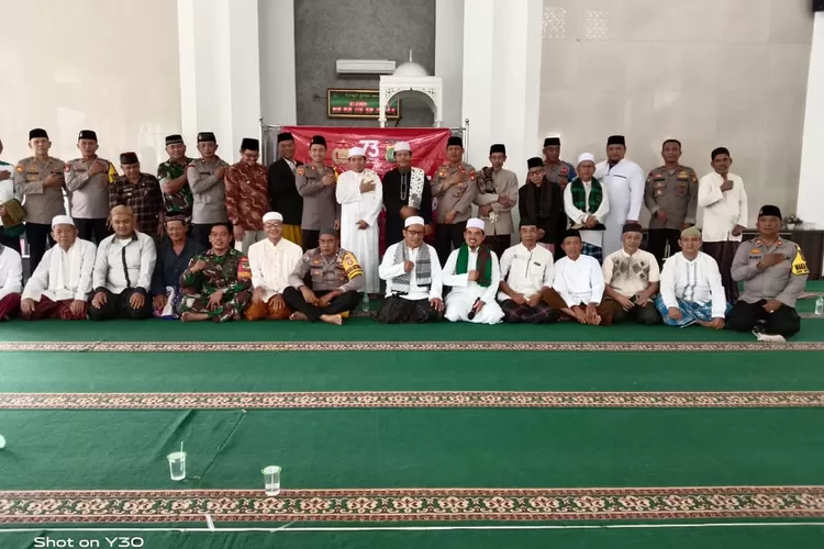 Kegiatan salat Jumat keliling (Jumling) yang dihadiri Wakapolres Metro Depok, AKBP Eko Wahyu Fredian dan dilanjutkan Jumat Curhat di wilayah hukum Polsek Pancoranmas (Andika Eka )