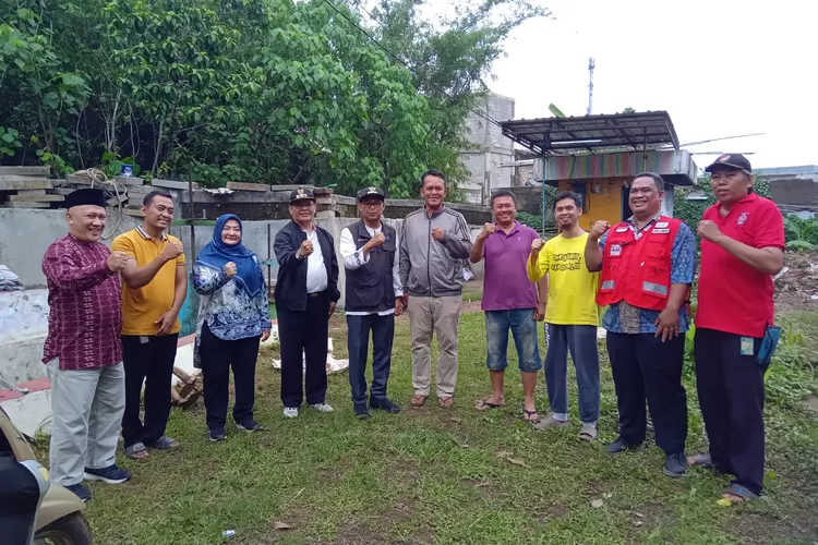 Wakil Walikota Depok, Imam Budi Hartono dan Kepala DPUPR Kota Depok Citra Indah Yulianty meninjau lokasi banjir yangt terjadi di RT7/10 Kelurahan Jatijajar, Kecamatan Tapos. (Andika Eka )