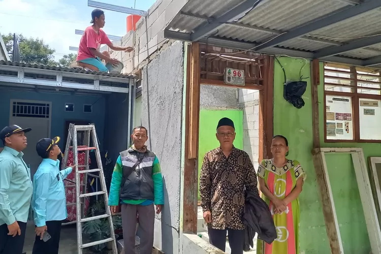 Masyarakat di lingkungan RT2/1 Kelurahan Pondok Petir, Kecamatan Bojongsari, Kota Depok, secara swdaya memperbaiki satu unit rumah warga mereka yang masuk dalam kategori Rumah Tidak Layak Hhuni (RTLH). Ketua RT2/1 Pondok Petir, Ma&rsquo;mun menjelaskan, perbaikan RTLH tersebut merupakan proyek yang berjal (Aldy Rama )