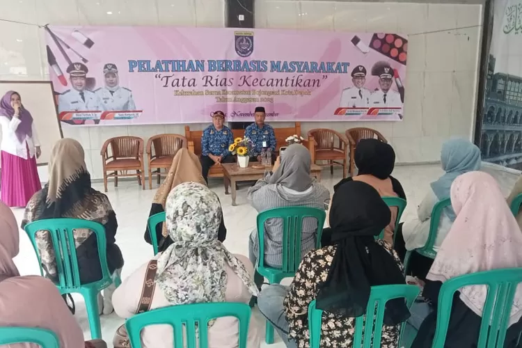 Pelatihan tata rias kecantikan yang berlangsung lima hari di Yayasan Assuffah RT2/5, Kelurahan Serua, Kecamatan Bojongsari (Aldy Rama )