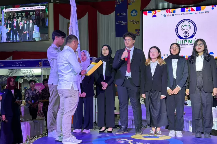 RESMI : BPC Hipmi Kota Bogor saat melantik Pengurus Himpi Perguruan Tinggi (Himpi PT) Institut Pertanian Bogor, di Graha Widya Wisuda IPB, Sabtu (2/12/2023).  (DOK.HIPMIBOGOR)
