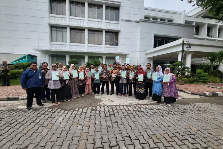 Kepala BPN Kota Depok, Indra Gunawan dan puluhan warga Depok melakukan pose bersama di Istana Negara, Jakarta, Senin (4/12). (DOK.BPNKOTADEPOK)