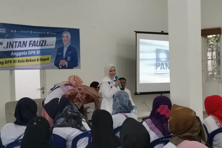 Intan Fauzi menyapa masyarakat dalam kegiatan BIMTEK bersama relawan Kawan Intan Fauzi di Juanda Square, Kecamatan Sukmaja, Kota Depok (Irfan )