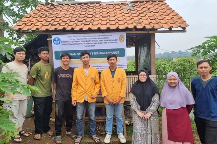 Tim pengabdian masyarakat Fakultas Teknologi Industri Universitas Jayabaya menyambangi Kelompok Pendawa Tani, di Cikarawang, Bogor. Mereka berkolaborasi membangun smart greenhouse. 