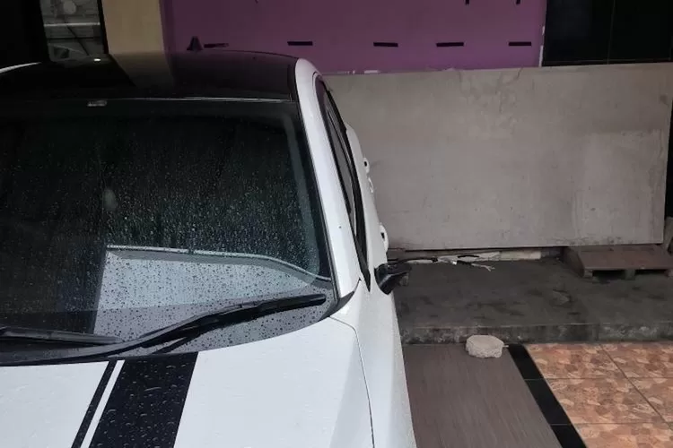  Spion dua mobil mewah milik Ibnu Seina Mulyana, warga Jalan Garuda II No92 RT8/1, Kelurahan Pasir Gunung Selatan, Kecamatan Cimanggis, Kota Depok, digasak maling pada Senin (4/12)
