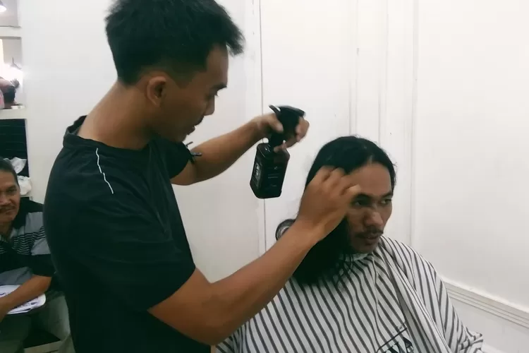 Suryo Prabowo sedang mengikuti sekolah cukur rambut (Gabriel Omar Batistuta)