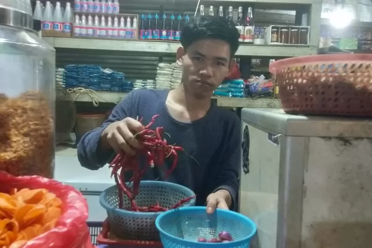 Pedagang cabai asal Pasar Tugu, Rifki saat berjualan (Andika Eka)