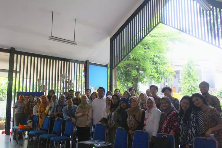 Mahasiswa Universitas Pembangunan Nasional Veteran Jakarta saat foto bersama dengan peserta dalam kegiatan Pengabdian Masyarakat soal Pemberdayaan Komunitas Pelukis Daerah Pejaten Barat  Perlindungan Hak Cipta dan Pendaftaran Ciptaan Seni Lukis (DOK.UPNVETERANJAKARTA)