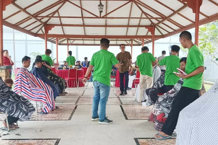 Komunitas Barberkah sedang mencukur rambut gratis dalam kegiatan Jumat Berkah (Gabriel Omar Batistuta)