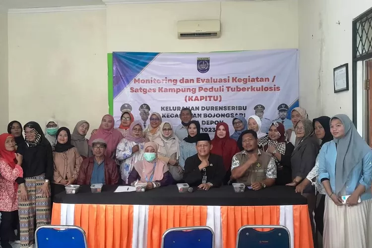 GIAT : Monitoring dan evaluasi kegiatan Satgas Kampung Peduli Tuberkulosis (Kapitu) tingkat Kelurahan Duren Seribu, Kecamatan Bojongsari, berlangsung di aula kelurahan, Kamis (7/12). (ALDY RAMA/RADAR DEPOK)