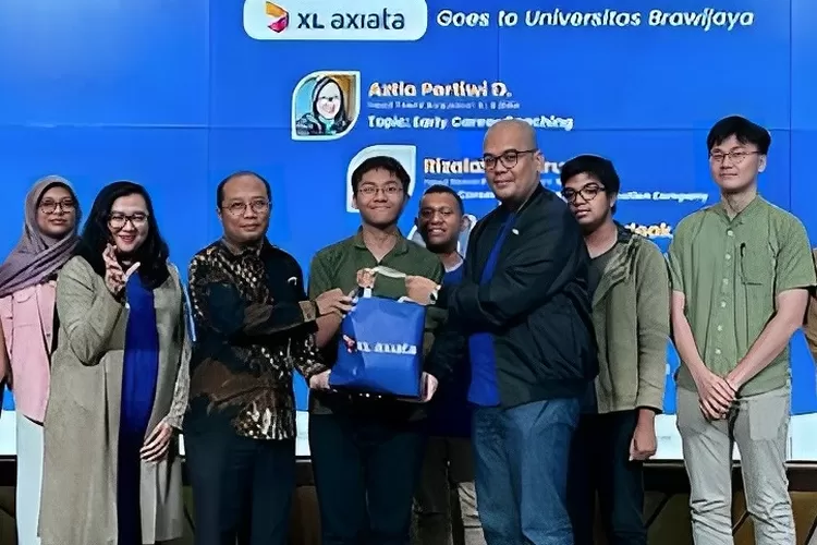  Head Talent Acquisition XL Axiata, Aztia Pertiwi D, Ketua Departemen Teknik Informatika Universita Brawijaya, Achmad Basuki, ST., MMG., Ph.D. (tiga dari kiri) dan Head Reward Management XL Axiata, Rizaldi Baharuddi  foto bersama peserta  acara &ldquo;XL AxivGoes To Campus - Early Career Coach (DOK.XLAXIATA)