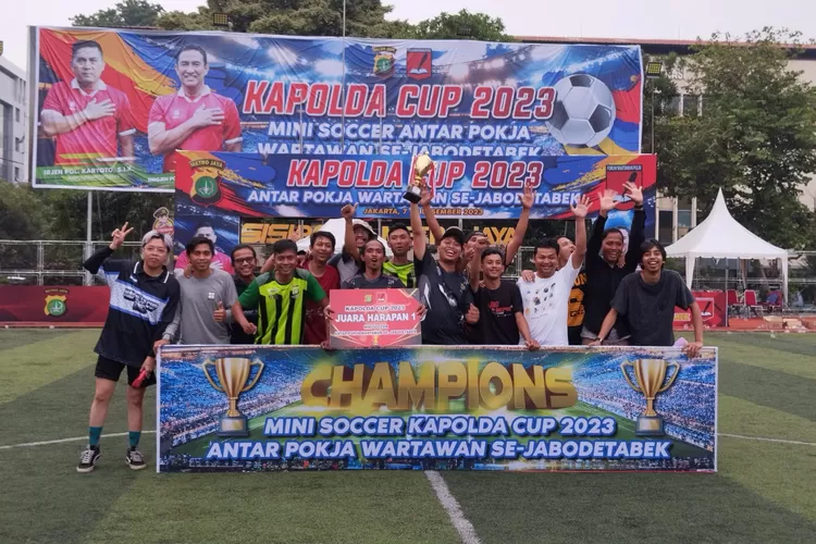 Tim Wartawan Depok saat menunjukan Piala Juara Harapan 1 Kapolda Metro Jaya Cup 2023 (Gerarad )
