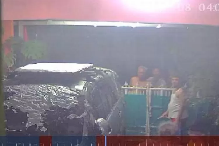 Api membakar sebuah mobil di wilah RT2/6 Kelurahan Mekarsari, Kecamatan Cimanggis Kota Depok (Andika Eka )