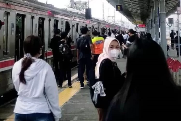 Suasana Stasiun Depok sesaat setelah seorang pria loncat dari peron ke rel kereta untuk melakukan percobaan bunuh diri (Gerard )