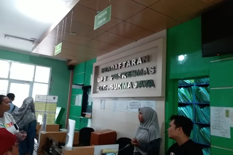 Suasana pendaftaran pengobatan di Puskesmas Depok, Kecamatan Pancoranmas, Kota Depok.  (ATFALRIDA/RADARDEPOK)