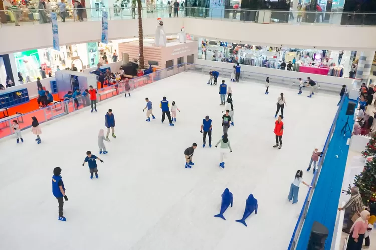 Suasana keseruan permainan Ice Skaying yang ada di Cibinong City Mall (DOK.CIBINONGCITYMALL)
