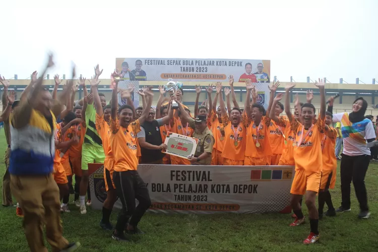 Tim pelajar sepakbola Kecamatan Cipayung dan stakeholder Kecamatan Cipayung merayakan gelar juara (Radar Depok)