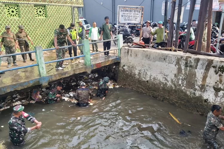 TNI, Polri, Kelurahan Mampang bersama warga mengadakan Jumat Bersih di Jembatan Mampang, Kelurahan Mampang, Kecamatan Pancoran Mas (Atfal Ridha )