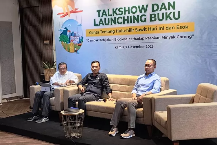 (Dari kanan ke kiri) Fadhil Hasan, Tim Capres-Cawapres Anies-Muhaimin; Edi Sutrisno, Tim Capres-Cawapres Ganjar-Mahfud; Eddy Soeparno, Tim Capres-Cawapres Prabowo-Gibran dalam Talkshow dan Launching Buku Cerita Tentang Hulu-hilir Sawit Hari Ini dan Esok, di Jakarta pada Kamis, (7/12). (ISTIMEWA)