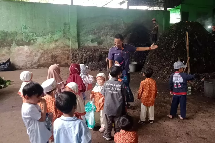 Murid TK di sekitaran wilayah Depok melihat pengolahan sampah di UPS Permata Regency Ratujaya, Kecamatan Cipayung (Andika Eka )