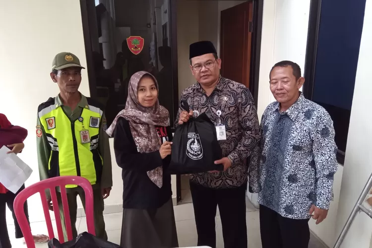 Lurah Jatijajar, Mujahidin memberikan Bahan Pangan Segar kepada warga Jatijajar dari DKP3 (Andika Eka )