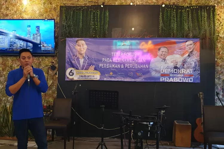 Caleg DPR RI Dapil Kota Depok-Kota Bekasi nomor urut 6 Partai Demokrat, Budi Purnomo saat memberikan sambutan (ANDIKAEKA/RADARDEPOK)