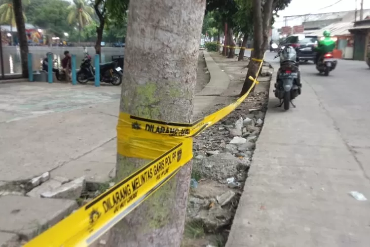 Police line yang di pasang oleh Stakeholder Kelurahan Kalibaru, Kecamatan Cilodong. Untuk mencegah pedagang bermunculan di Situ Cilodong (Andika Eka )