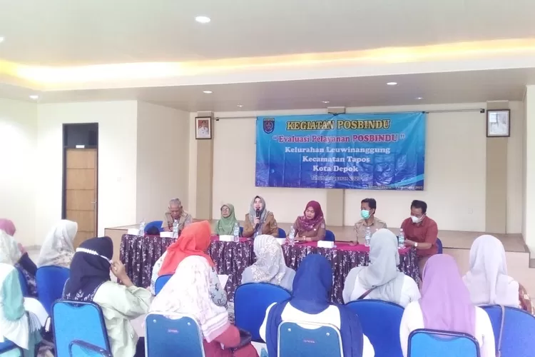 Foto bersama usai melaksanakan kegiatan evaluasi pelayanan posbindu di aula Kelurahan Leuwinanggung, Kecamatan Tapos. (Andika Eka )