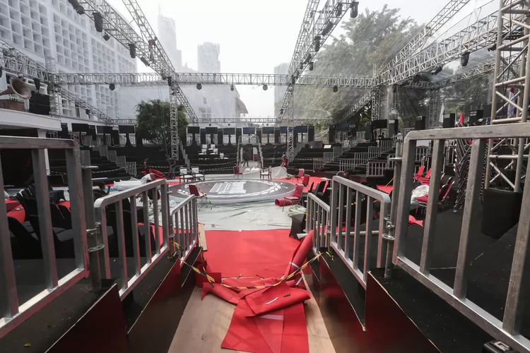 Pekerja menyelesaikan tempat yang digunakan untuk debat capres dan cawapres Pemilu 2024 di Gedung KPU, Jakarta, Senin (11/12/2023). KPU akan menggelar lima kali debat yang diselenggarakan pada tanggal 12 dan 22 Desember 2023, 7 dan 14 Januari 2024 serta 4 Febuari 2024. (FOTO: SALMAN TOYIBI/JAWA POS)
