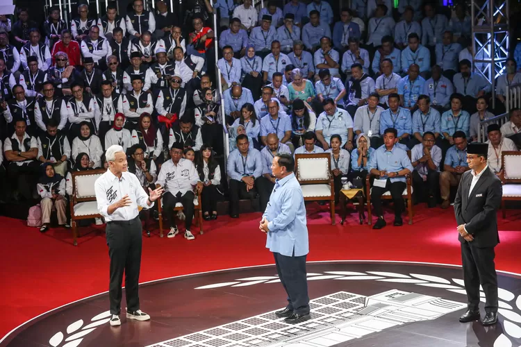 Capres nomer urut 3 Ganjar Pranowo, Capres nomer urut 2 Prabowo Subianto dan Capres nomer urut 1  Anies Baswedan  saat debat Capres Cawapres pertama  di halaman Gedung KPU RI, Jakarta, Selasa (12/12/2023). (MIFTAHUL HAYAT/JAWA POS)