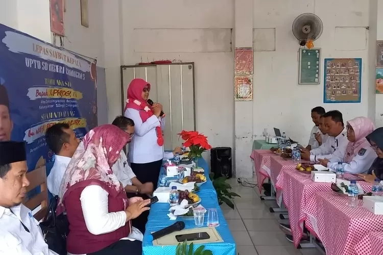 Prosesi serah terima jabatan (Sertijab) Kepala SDN Cinangka 05, Sawangan, Kota Depok, berlangsung di aula sekolah (Aldy Rama )
