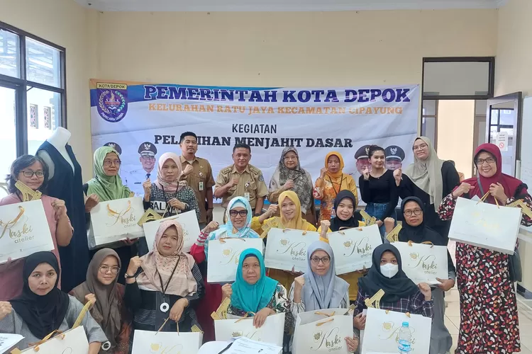 Peserta pelatihan menjahit dasar Kelurahan Ratujaya foto bersama (Gabriel Omar Batistuta )