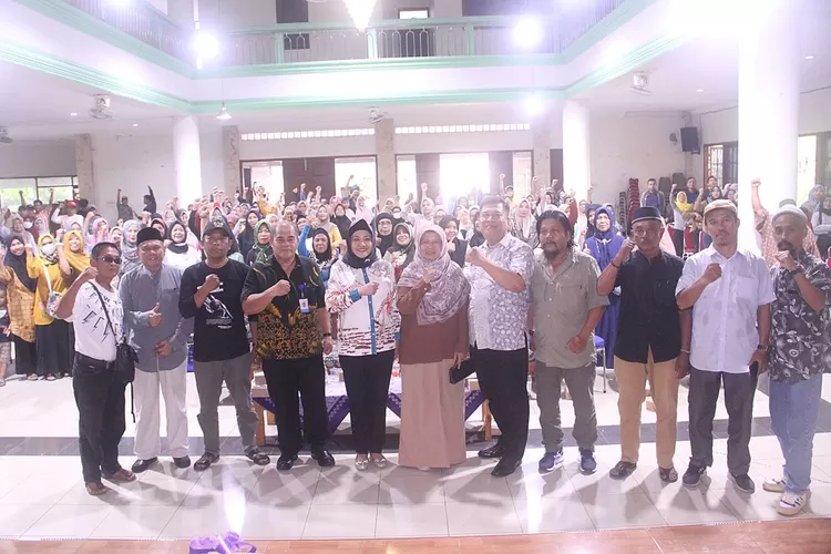 Anggota Komisi IX DPR RI, Wenny Haryanto bersama BKKBN dan DP3AP2KB Kota Depok saat mengedukasi masyarakat soal pencegahan Stunting di Gedung MUI, Kecamatan Pancoran Mas, Kota Depok (ARNETKELMANUTU/RADARDEPOK)
